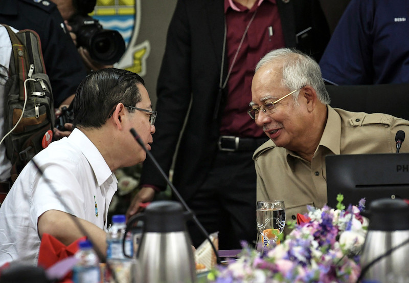 Datuk Seri Najib Razak bersama Lim Guan Eng ketika menghadiri taklimat mengenai perkembangan banjir di Pejabat Daerah dan Tanah Seberang Perai Tengah, 7 Nov 2017. -- Foto Bernama