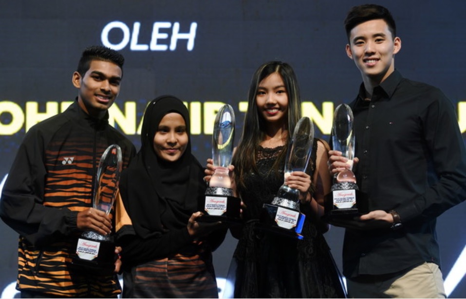 Pemenang anugerah yang menerima anugerah mereka daripada Perdana Menteri, Datuk Seri Najib Tun Razak pada Majlis Penyampaian Skim Hadiah Kemenangan Sukan untuk Kontinjen Negara 31 Oktober, 2017. u00e2u20acu201d Foto Bernama