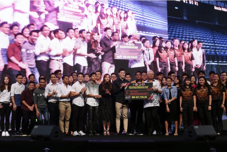 青体部长凯里陪同首相纳吉颁发奖励金给大马游泳队。-马新社-