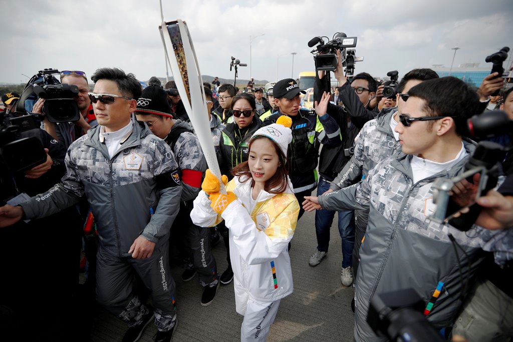 去年以11岁之龄赢下韩国花样滑冰冠军的柳英，成为韩国境内火炬传递活动的第一棒选手。-路透社-
