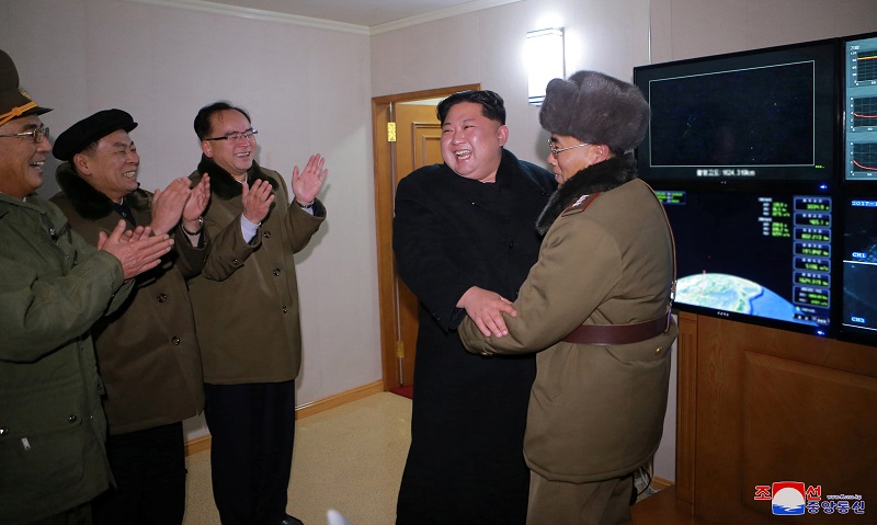 朝鲜最高领导人金正恩（右2）亲临现场指导发射导弹，并对试射过程十分满意。-路透社/朝中社-