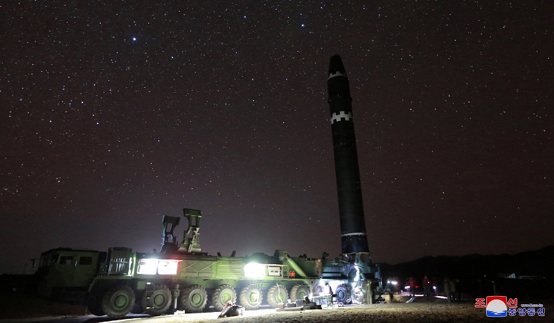 朝鲜最新研发的九轴导弹发射车首次亮相。-路透社/朝中社-