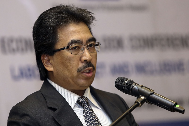 Finance Minister II Datuk Seri Johari Abdul Ghani delivers his opening speech during the MIER National Economic Outlook Conference 2018-2019 in Kuala Lumpur November 21, 2017. u00e2u20acu201d Picture by Yusof Mat Isa