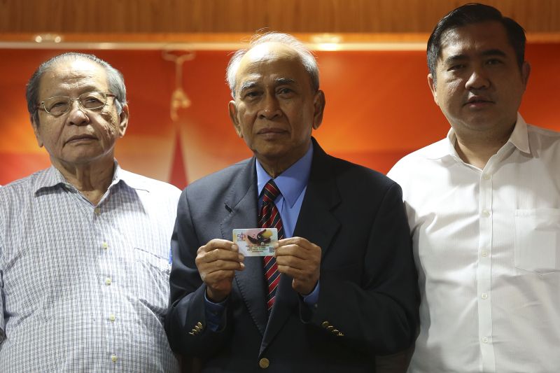 Former Malaysian ambassador to Mexico, Brazil and Argentina, Datuk Yeop Adlan Che Rose (centre) holds his DAP card during a welcoming ceremony at the DAP headquarters in Kuala Lumpur November 10, 2017. u00e2u20acu2022 Picture by Yusof Mat Isa
