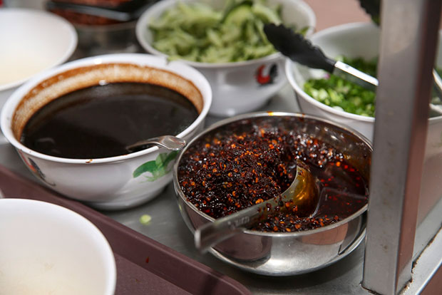 老板娘的特制辣椒酱,是这个档口所有食物变美味的关键。-Choo Choy May摄-