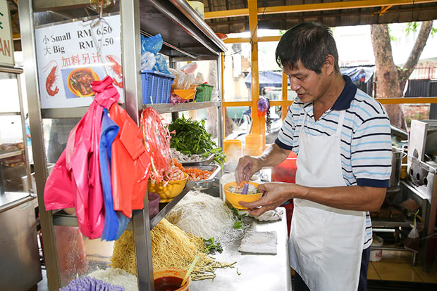 虽然档口的咖啡店老板一直换人,但是马老板三十年来仍风雨不改地在这间店卖福建虾面。-Choo Choy May摄-
