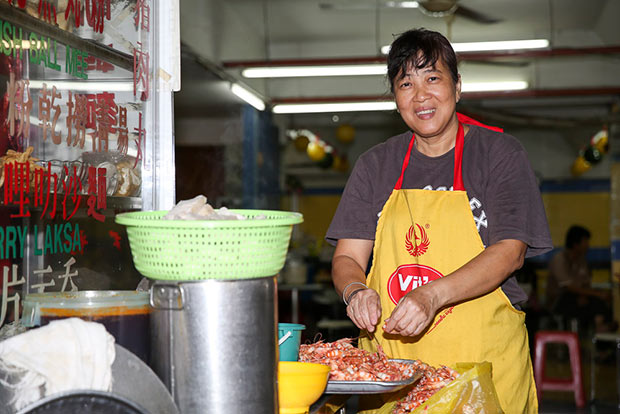 老板娘每天的工作包括剥虾壳。-Choo Choy May摄-