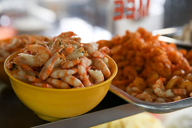 马老板坚持要用新鲜捕获的海虾,而不是养鱼场饲养出来的虾。老板娘每天的工作包括剥虾壳。-Choo Choy May摄-