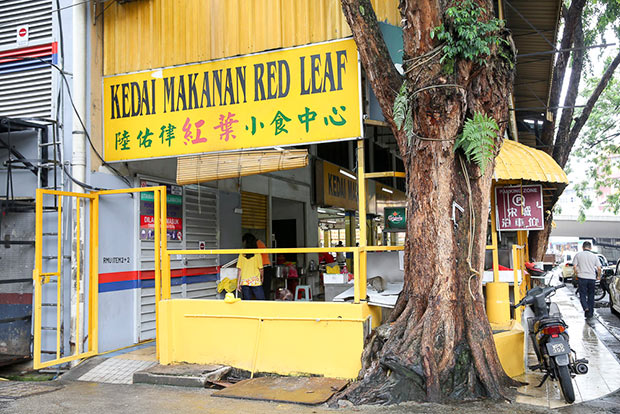 在这家咖啡店就能找到鲜甜的美味福建虾面了。老板娘每天的工作包括剥虾壳。-Choo Choy May摄-