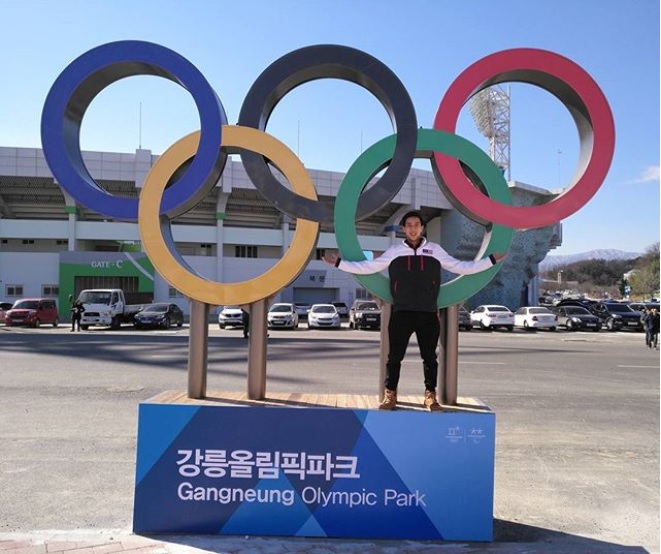 茹自杰两年前就有征战冬季奥运的梦，如今终于如愿以偿了，这是他此前在韩国江陵奥运公园前的留影。-摘自茹自杰Instagram-