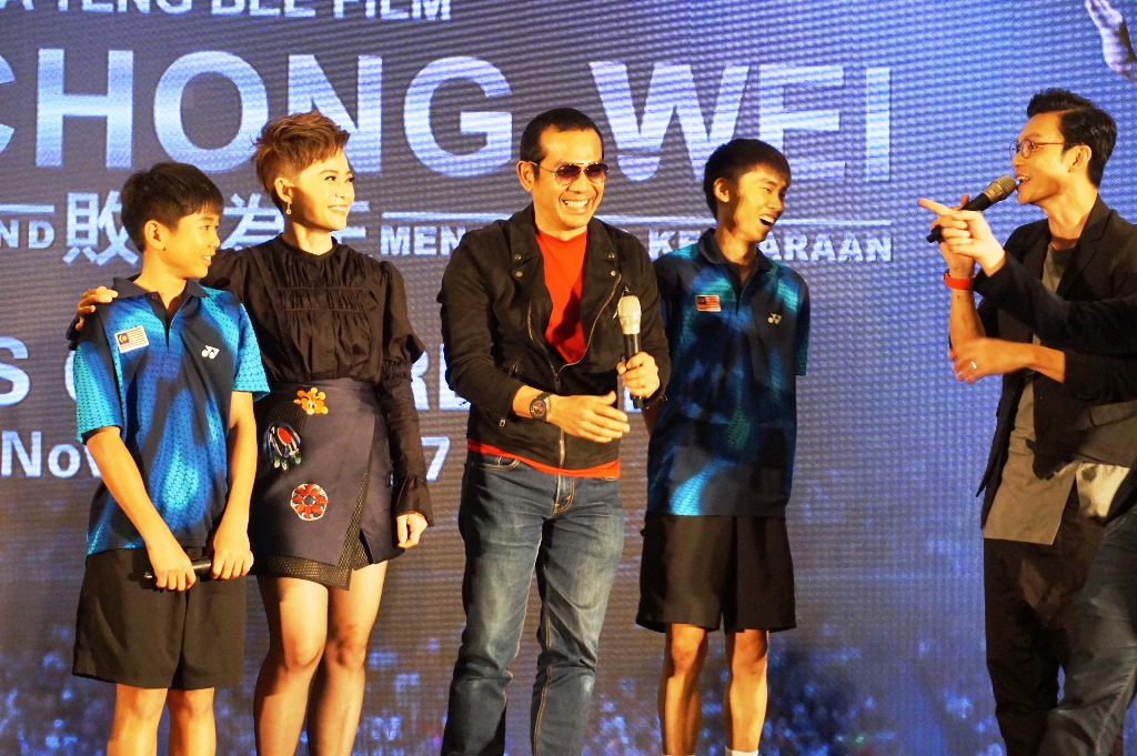新加坡搞笑天王李国煌（右）在发布会上大放笑弹，让台上的众演员（左起黄炜杰、杨雁雁、拿督罗斯彦诺和曾冠源）也忍不住笑。-M中文网摄-