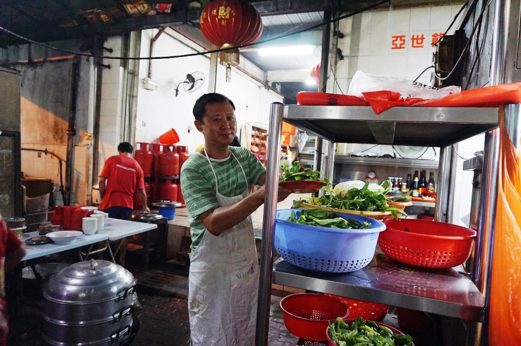 黎成威的弟弟黎鸿威是砧板兼副手，两兄弟一起努力经营这家饭店。-杨琇媖摄-