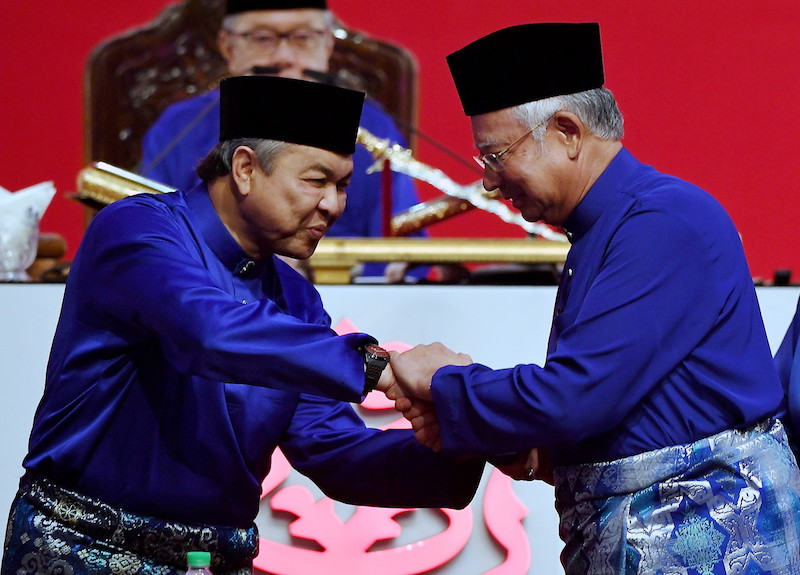 Datuk Seri Najib Razak (kanan) bersalaman dengan Datuk Seri Dr Ahmad Zahid Hamidi pada sesi ucapan penggulungan pada Perhimpunan Agung Umno 2017 di Pusat Dagangan Dunia Putra. u00e2u20acu2022 Foto Bernama