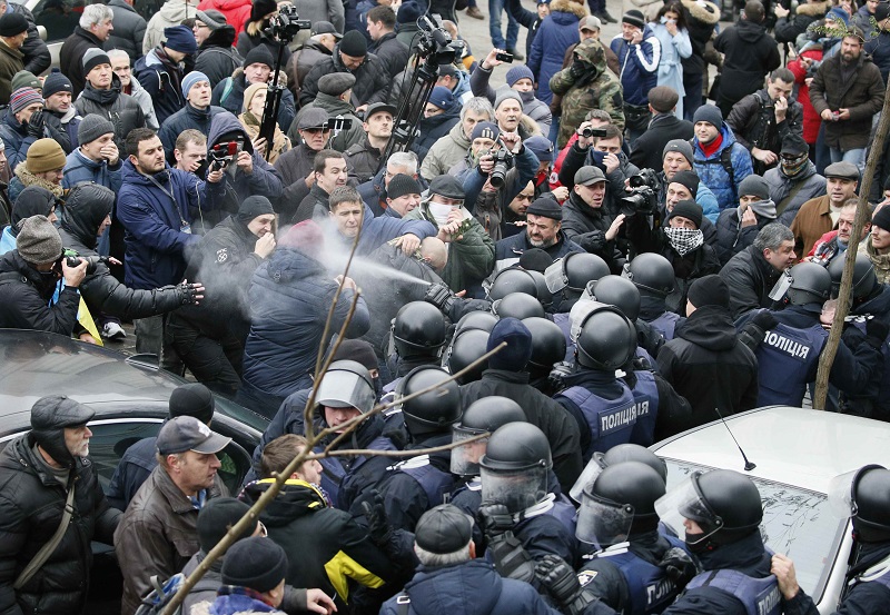 警方向萨卡什维利的支持者发射催泪弹。-路透社-