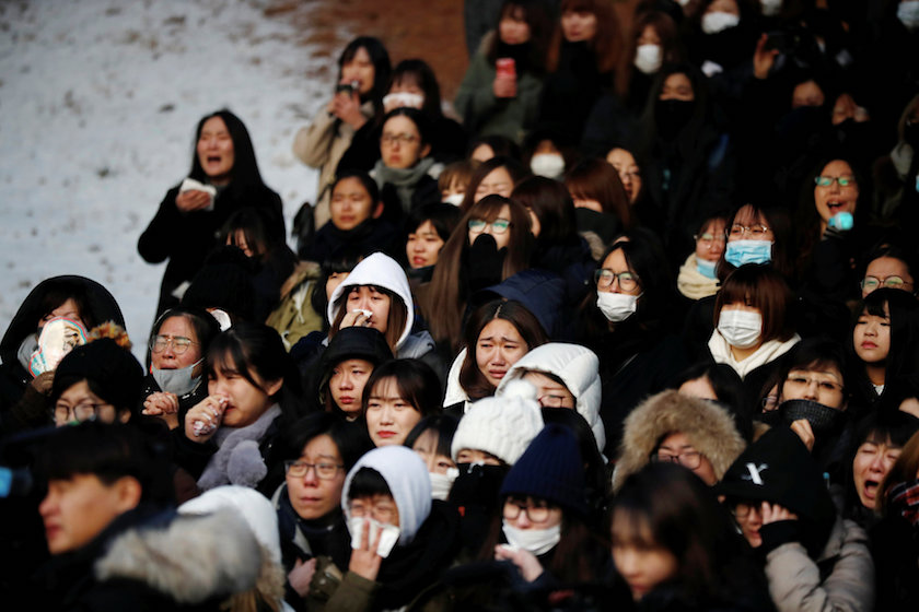 聚集在首尔峨山医院外的粉丝们，看到钟铉的棺木被抬出来后崩溃痛哭。-路透社-