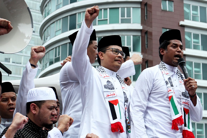 Umno Youth Chief Khairy Jamaluddin (righ) speaks during a protest in front of the US embassy in Kuala Lumpur December 8, 2017. u00e2u20acu201d Picture by Miera Zulyanann