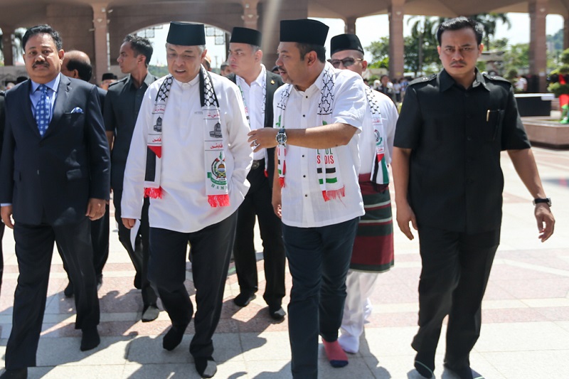 Deputy Prime Minister Datuk Seri Ahmad Zahid Hamidi (third left) arrives at the Putra Mosque in Putrajaya December 22, 2017. u00e2u20acu201d Picture by Ahmad Zamzahuri