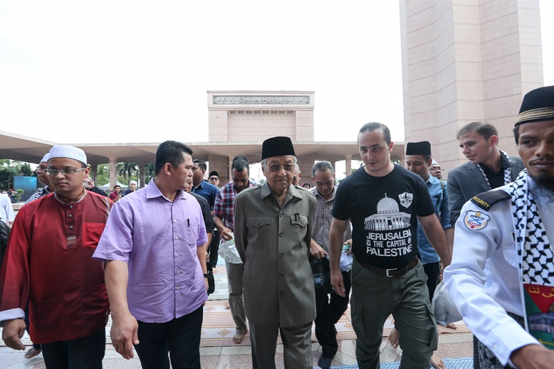 Former prime minister Tun Dr Mahathir Mohamad arrives at the Putra Mosque in Putrajaya December 22, 2017. u00e2u20acu201d Picture by Ahmad Zamzahuri