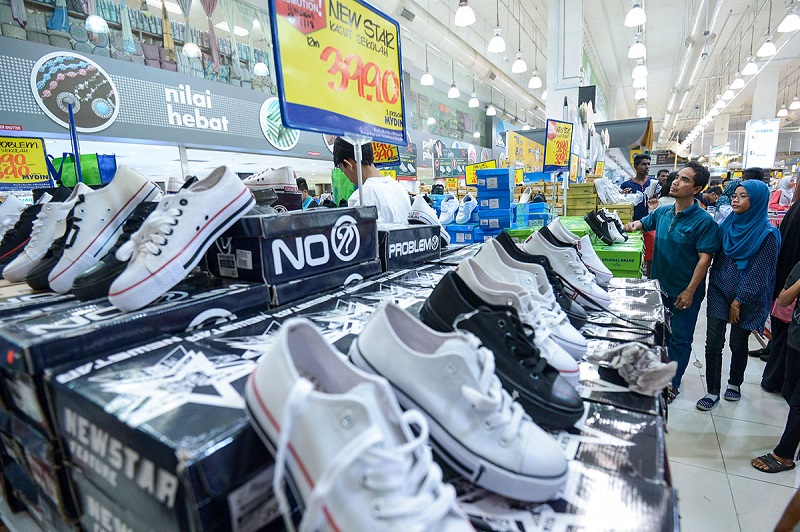 People shop for school shoes ahead of the 2018 school session which starts next week, at the Mydin hypermarket in USJ December 27, 2017. u00e2u20acu201d  Picture by Mukhriz Hazim 