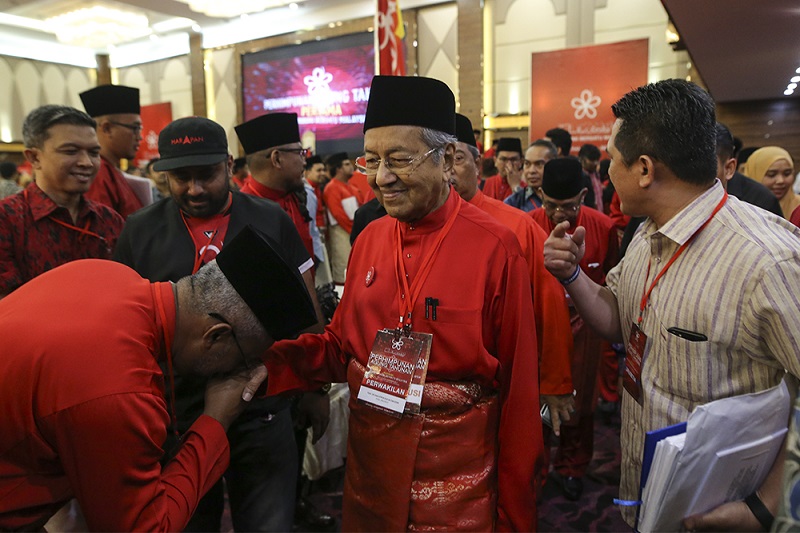 Tun Dr Mahathir Mohamad is greeted by party members during Parti Pribumi Bersatu Malaysiau00e2u20acu2122s first Anuual General Assembly  in Shah Alam December 30, 2017. u00e2u20acu201d Picture by Azneal Ishak