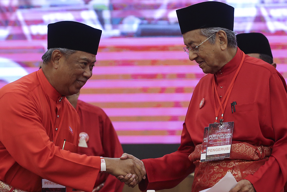 Tan Sri Muhyiddin Yassin shaking hands with Tun Dr Mahathir Mohamad during Parti Pribumi Bersatu Malaysiau00e2u20acu2122s first Annual General Assembly in Shah Alam December 30, 2017. u00e2u20acu201d Picture by Azneal Ishak