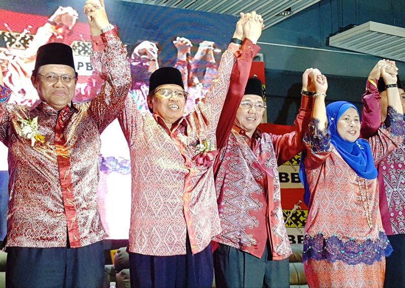 Chief Minister Datuk Patinggi Abang Johari Openg (second left) with some of PBB leaders locking their hands high to show their solidarity, December 2, 2017. u00e2u20acu2022 Picture by Sulok Tawie