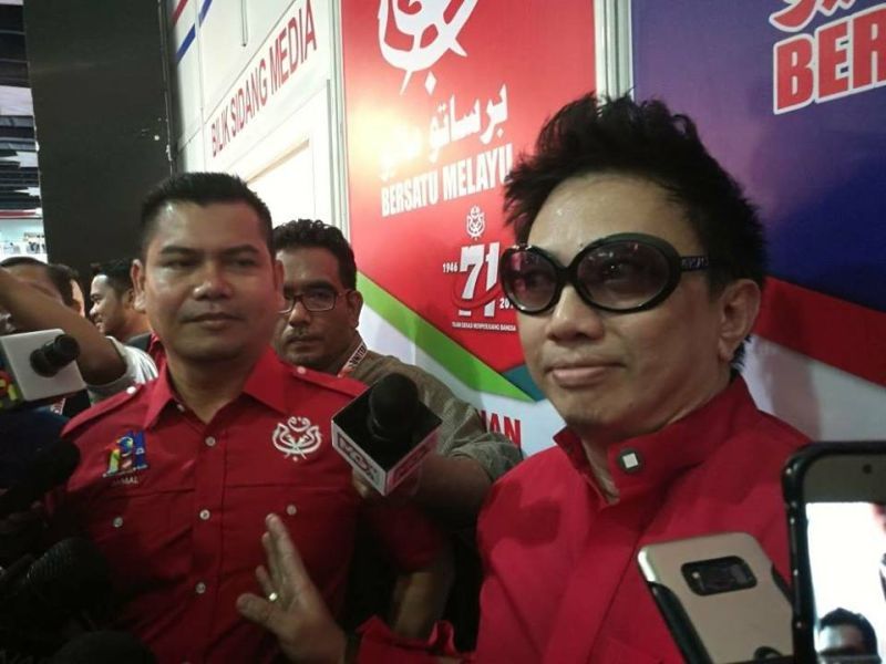 Azwan Ali (kanan), adik menteri besar Selangor, bersama Datuk Seri Jamal Md Yunos di Perhimpunan Agung Umno, Kuala Lumpur, 6 Disember 2017. u00e2u20acu201d Foto ihsan Facebook/Jamal Md Yunos