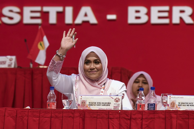 Ketua Puteri Umno Datuk Mas Ermieyati Samsudin melambaikan tangan kepada perwakilan pada Perhimpunan Agung Puteri di Pusat Dagangan Dunia Putra di Kuala Lumpur 6 Disember, 2017. u00e2u20acu201d Foto Bernama