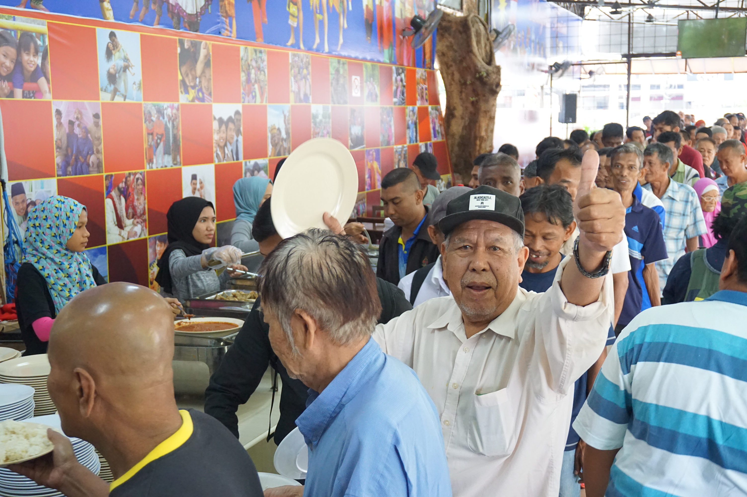 嘉玛说，“一个马来西亚非政府组织联盟餐馆”每次准备2000人的食量，而食客重复率是30至40%。-M中文网-