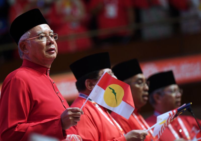 Datuk Seri Najib Razak mengibarkan bendera Umno 'Sang Saka Bangsa' pada perasmian Perhimpunan Agung Umno di Dewan Merdeka, Pusat Dagangan Dunia Putra hari ini, 7 Disember 2017. u00e2u20acu2022 Foto Bernama