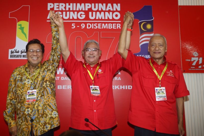 Tan Sri Noh Omar (centre) poses with Tan Sri Abdul Khalid Ibrahim (left) and Tan Sri Muhammad Taib at the Selangor Umno convention in Putra World Trade Centre, Kuala Lumpur, December 2, 2017. u00e2u20acu2022 Picture by Choo Choy May