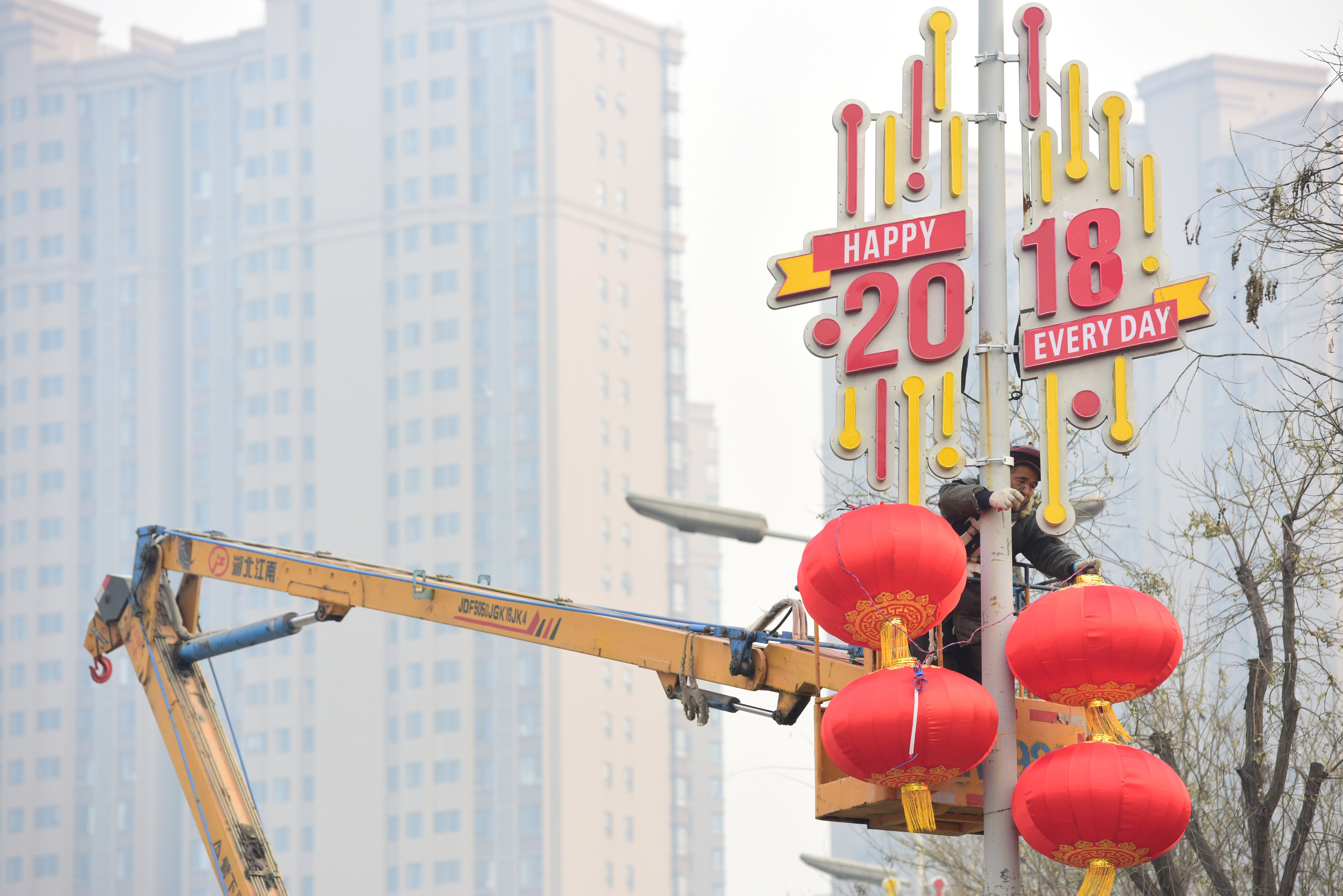 中国陕西省西安市政府近日忙着美化装点市容，以迎接2018年。-路透社-