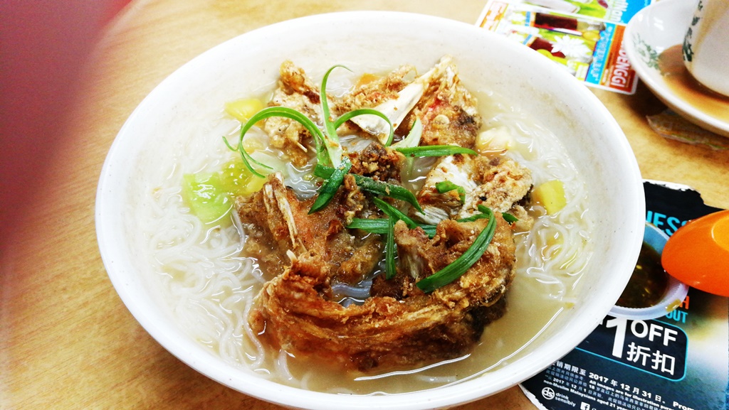 现点现炸现煮的鱼头/鱼肉外脆内软，并且鲜味十足呢！-杨琇媖摄-