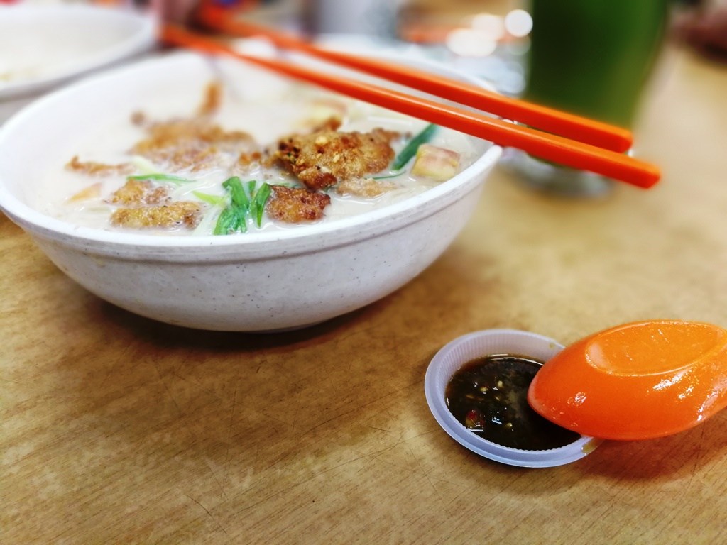 搭配鱼头米粉的蘸酱，也是老板特别制作的呢。-杨琇媖摄-