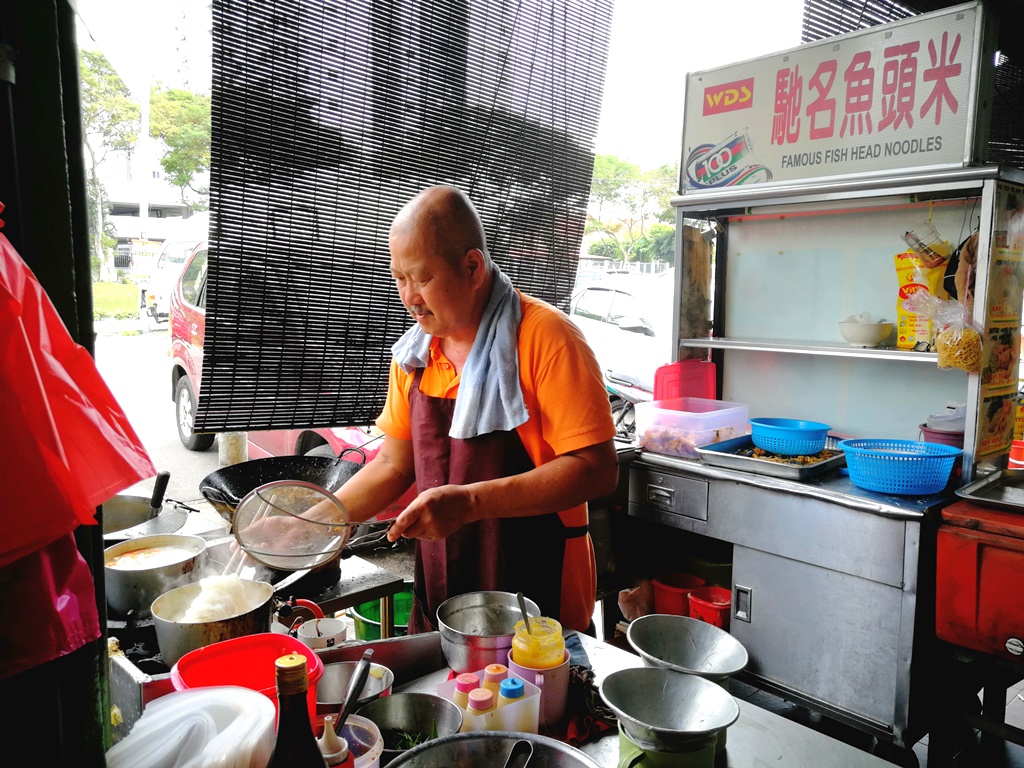 KIP驰名鱼头米粉老板黄徕，仍在掌厨甲洞工业区的总档。-杨琇媖摄-