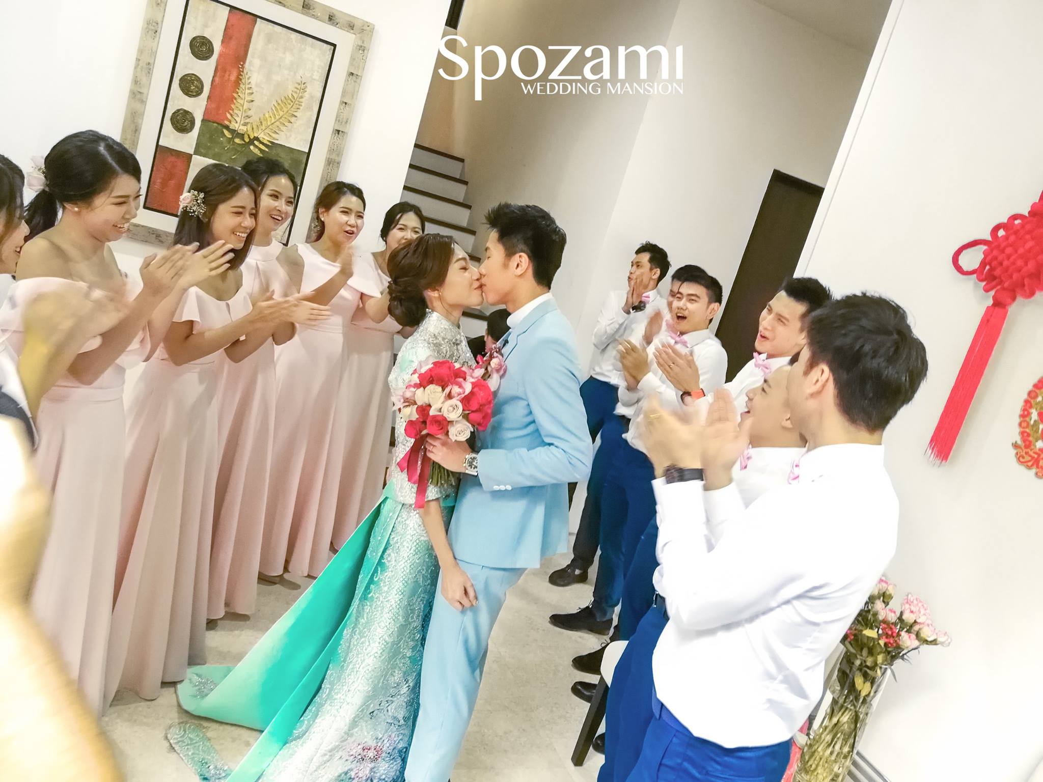 吴蔚昇在众人的祝福下成功取得美娇娘，深情拥吻羡煞旁人。-摘自Spozami脸书-
