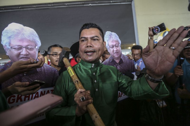 Datuk Seri Jamal Yunos speaks to journalists outside the Umno General Assembly at Putra World Trade Centre in Kuala Lumpur December 8, 2017. u00e2u20acu2022 Picture by Yusof Mat Isa