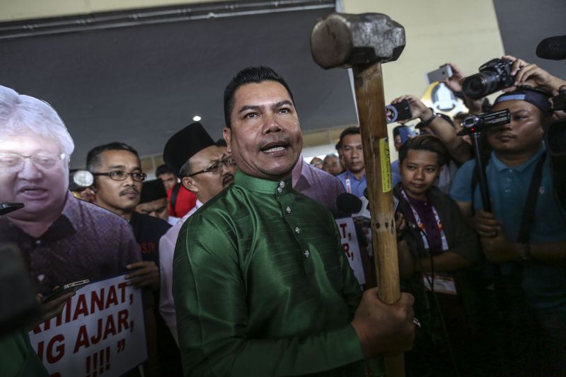 Datuk Seri Jamal Yunos speaks to journalists outside the Umno General Assembly at Putra World Trade Centre in Kuala Lumpur December 8, 2017. u00e2u20acu2022 Picture by Yusof Mat Isa