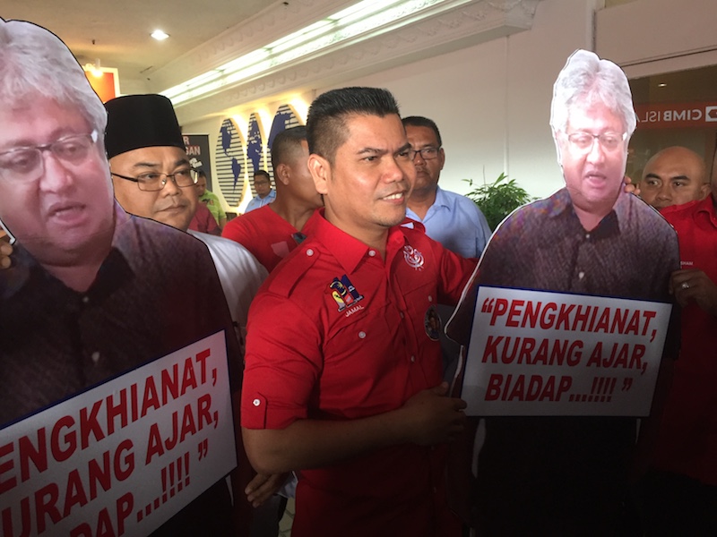 Jamal Yunos and Umno members prepare to burn two effigies of Zaid Ibrahim outside the Umno general assembly. u00e2u20acu201d Picture by Kamles Kumar