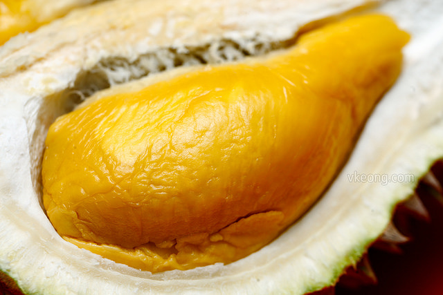 猫山王的果肉深黄厚实，并且甜中带苦，果核也较小。-摘自网络-