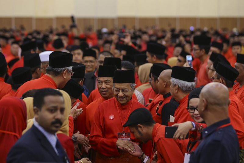 Tun Dr Mahathir Mohamad greets the crowd during Parti Pribumi Bersatu Malaysiau00e2u20acu2122s first annual general meeting in Shah Alam December 30, 2017. u00e2u20acu2022 Picture by Azneal Ishak