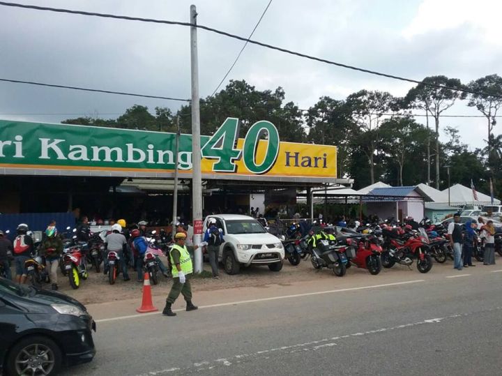 餐厅外连摩托车位都爆满，甚至需要纠察队来指挥交通。