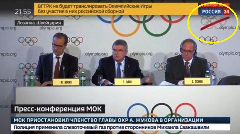 俄国国家电视台在转播冬奥国际奥威会下达禁赛令记者会时，在奥运标志打上斜杠抗议！-摘自网络-