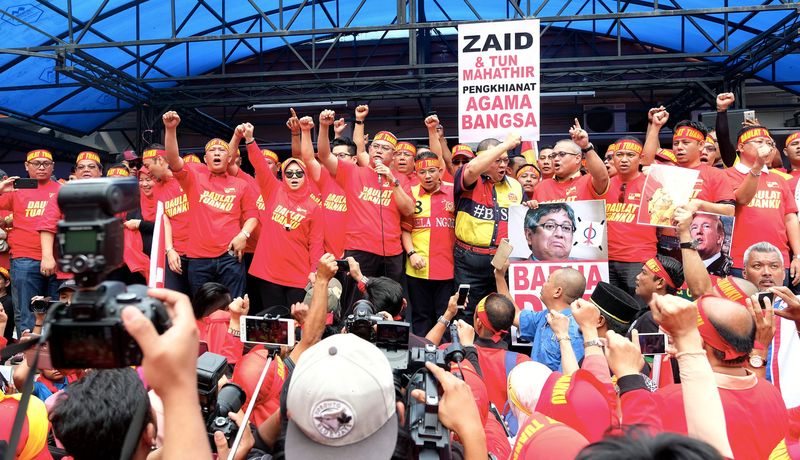 Selangor Barisan Nasional (BN) chairman Tan Sri Noh Omar (centre) addressing the people who turn out to express their support for the Sultan of Selangor in Shah Alam, December 10, 2017. u00e2u20acu201d Bernama pic