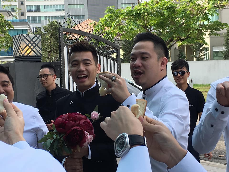 前大马头号男双古健杰（右）当陈蔚强兄弟团。-摘自Spozami Wedding Mansion面子书-