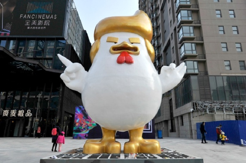 同样的商场去年特地请人设计了一座酷似特朗普的巨型公鸡雕塑，摆在商场门口。-图取自网络-