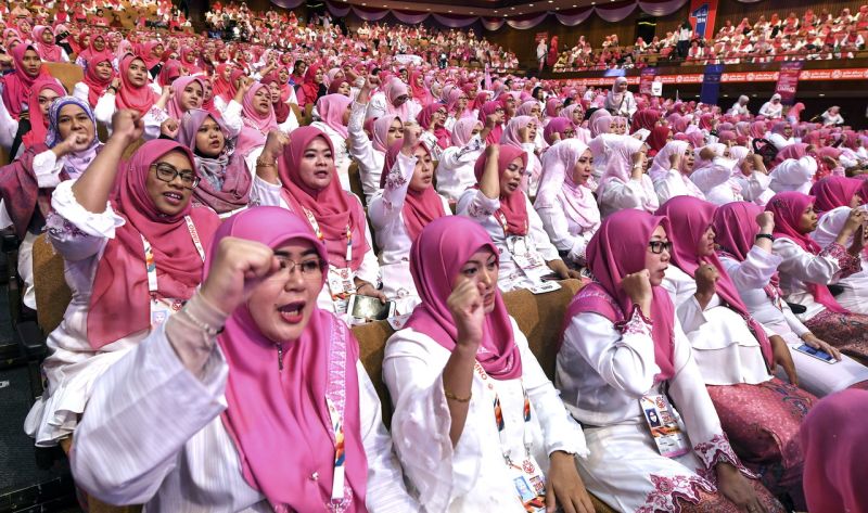Perwakilan Puteri Umno bersemangat ketika melaungkan slogan 'Hidup Umno' pada Perhimpunan Agung Puteri Umno 2017. u00e2u20acu201d Foto Bernama
