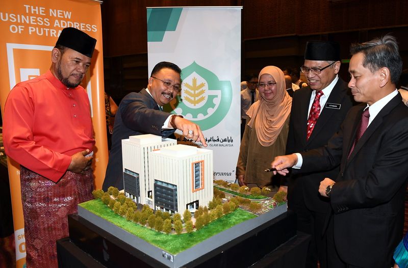 Director-General of Yayasan Pembangunan Ekonomi Malaysia (Yapeim) Datuk Abibullah Samsuddin (second left) looking at a model of the Ochre@Alamanda building after the Sale and Purchase Agreement ceremony, in Putrajaya, December 7, 2017. u00e2u20acu201d Bernama pic