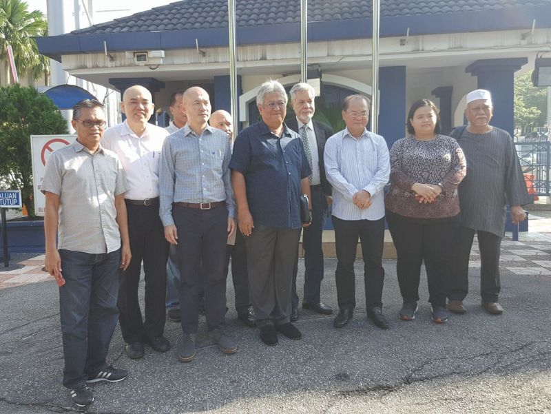 Datuk Zaid Ibrahim (tengah) memberi keterangan di Bukit Aman ditemani beberapa pemimpin DAP, 13 Disember 2017. u00e2u20acu201d Foto ihsan Facebook/Lim Lip Eng