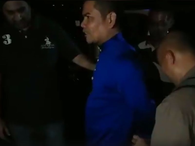 Paparan video menunjukkan Datuk Seri Jamal Md Yunos (tengah) ditahan polis selepas ucapan pengulungan Perhimpunan Agung Umno. u00e2u20acu201d Foto ihsan Facebook/Abd Razak